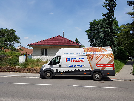 Doplnění foukané izolace na stropě novostavby rodinného domu v Kuřimi